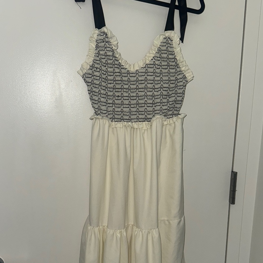 Elegant Cream Maxi Dress - Picture 6 of 8